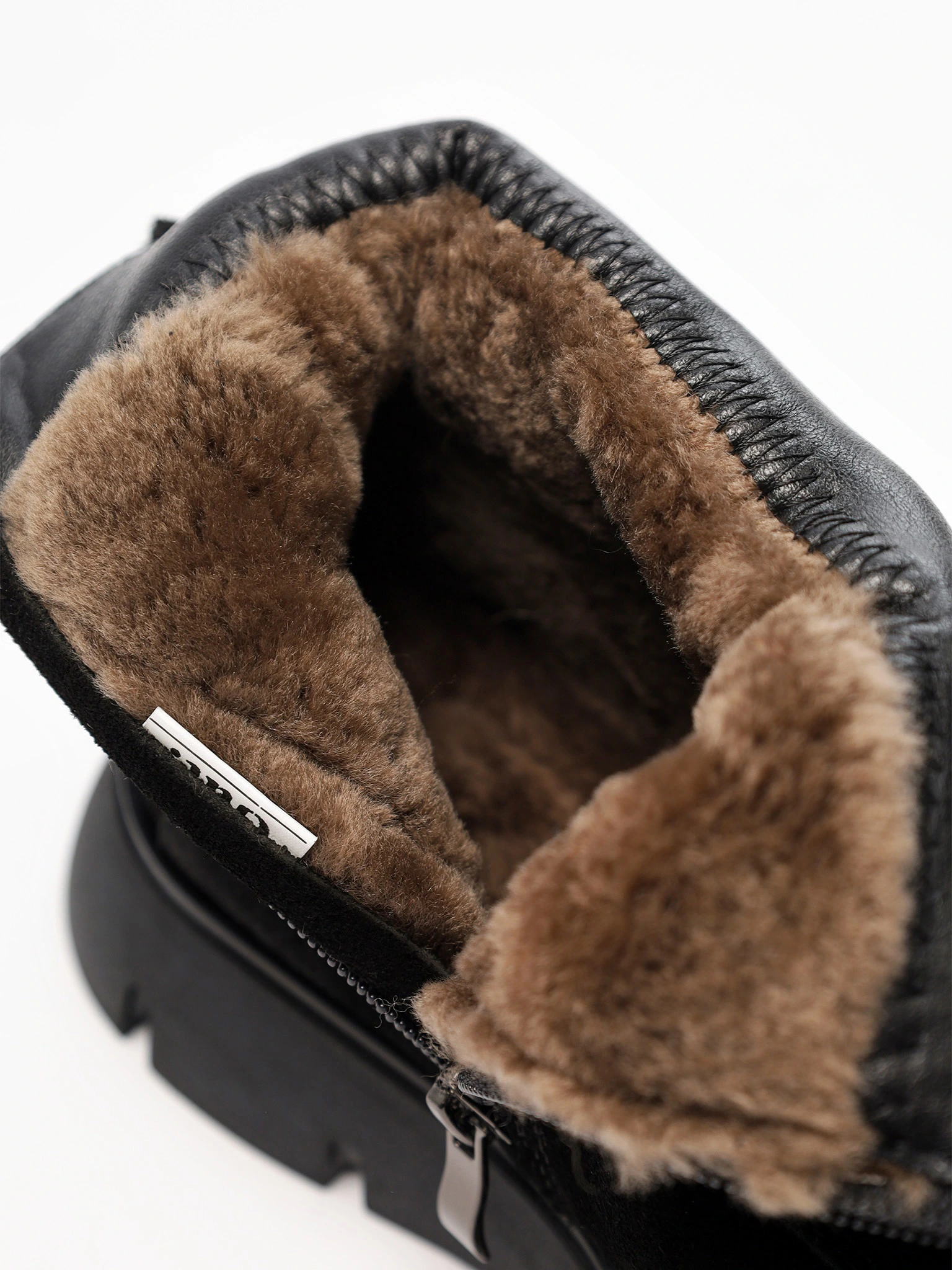 Ботинки черного цвета на высокой платформе